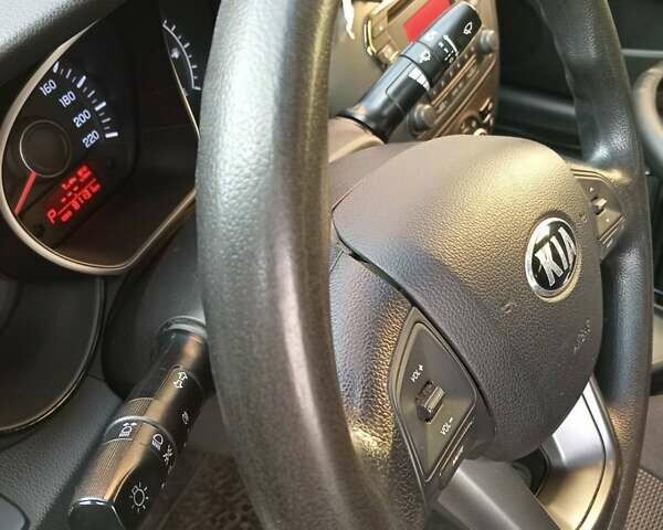 Білий Кіа Ріо, об'ємом двигуна 1.4 л та пробігом 87 тис. км за 8000 $, фото 5 на Automoto.ua