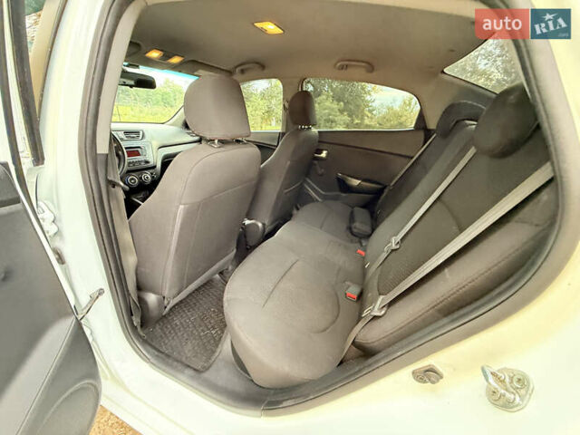 Білий Кіа Ріо, об'ємом двигуна 1.4 л та пробігом 299 тис. км за 5800 $, фото 21 на Automoto.ua