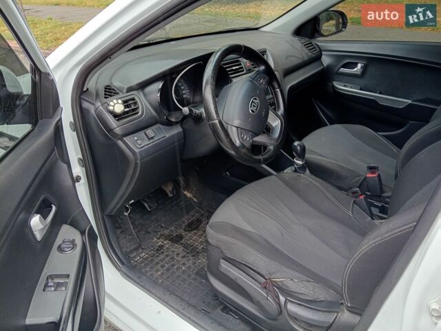 Белый Киа Рио, объемом двигателя 1.4 л и пробегом 250 тыс. км за 7800 $, фото 3 на Automoto.ua