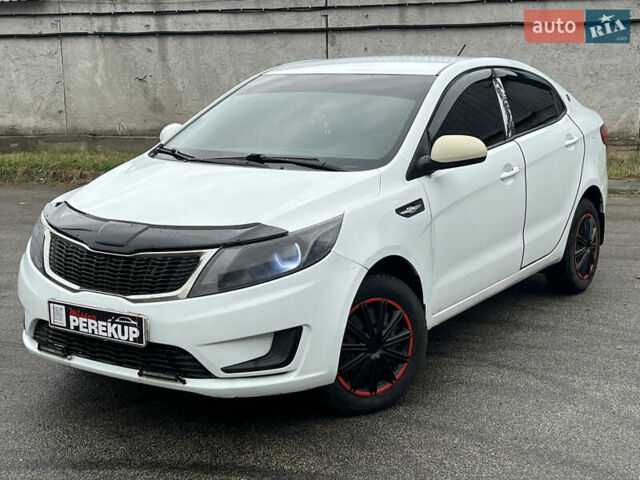 Белый Киа Рио, объемом двигателя 1.4 л и пробегом 246 тыс. км за 6550 $, фото 2 на Automoto.ua