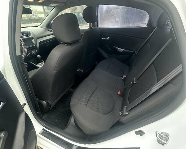 Білий Кіа Ріо, об'ємом двигуна 1.4 л та пробігом 121 тис. км за 8700 $, фото 7 на Automoto.ua