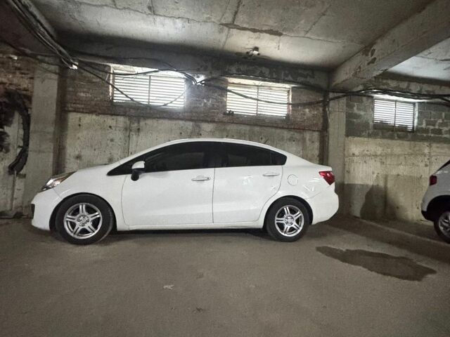 Белый Киа Рио, объемом двигателя 1.59 л и пробегом 190 тыс. км за 7500 $, фото 2 на Automoto.ua