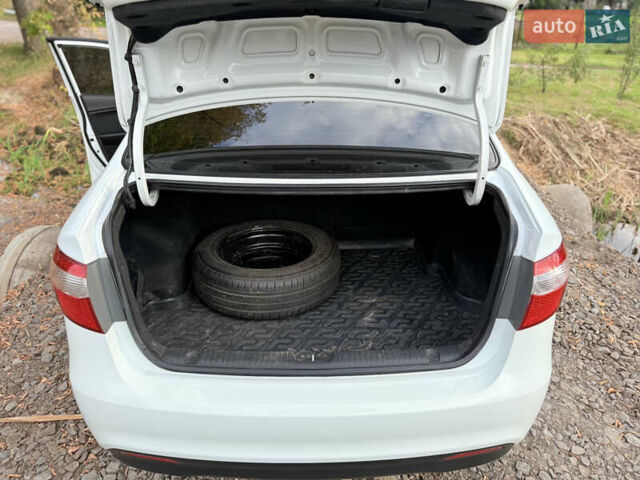 Білий Кіа Ріо, об'ємом двигуна 1.4 л та пробігом 299 тис. км за 5800 $, фото 10 на Automoto.ua