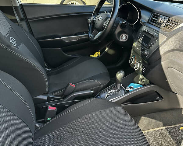 Белый Киа Рио, объемом двигателя 1.4 л и пробегом 214 тыс. км за 8300 $, фото 4 на Automoto.ua