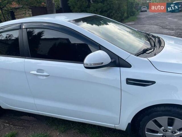 Белый Киа Рио, объемом двигателя 1.59 л и пробегом 105 тыс. км за 7900 $, фото 2 на Automoto.ua