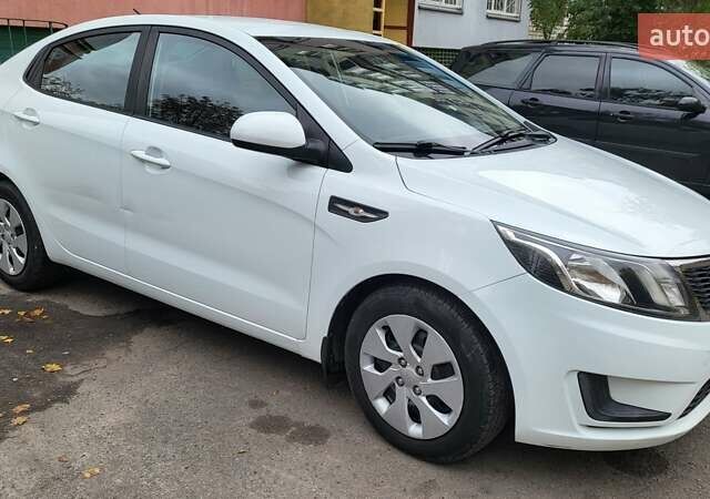 Белый Киа Рио, объемом двигателя 1.4 л и пробегом 153 тыс. км за 8300 $, фото 5 на Automoto.ua