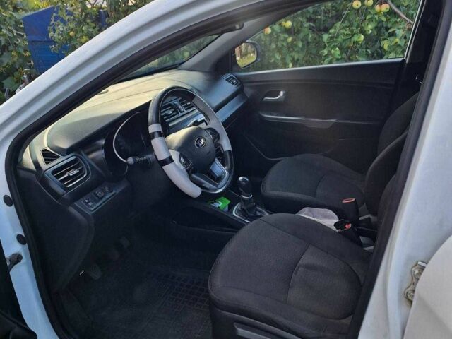 Білий Кіа Ріо, об'ємом двигуна 1.4 л та пробігом 265 тис. км за 5713 $, фото 4 на Automoto.ua