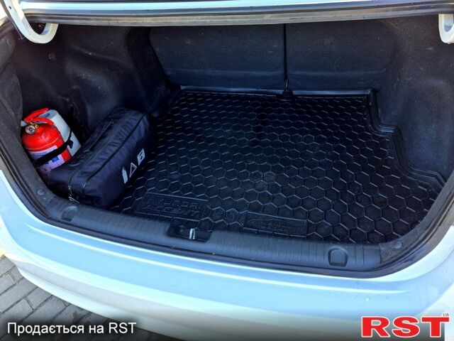 Белый Киа Рио, объемом двигателя 1.4 л и пробегом 176 тыс. км за 8499 $, фото 5 на Automoto.ua