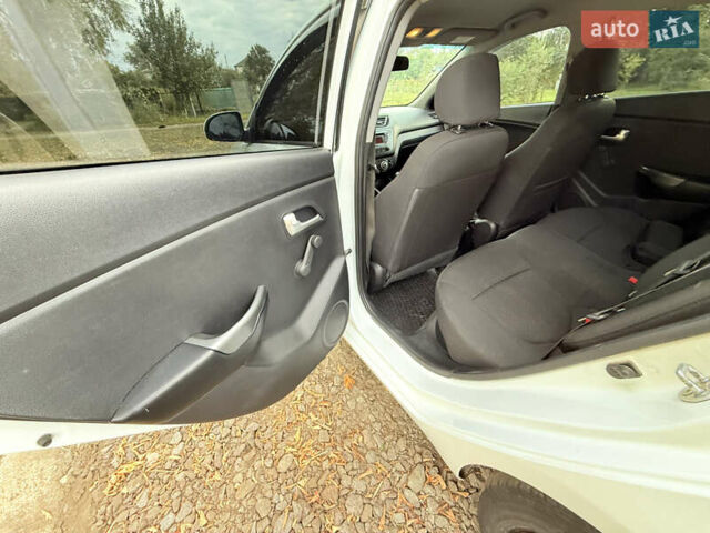 Білий Кіа Ріо, об'ємом двигуна 1.4 л та пробігом 301 тис. км за 6100 $, фото 17 на Automoto.ua
