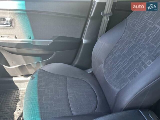 Білий Кіа Ріо, об'ємом двигуна 1.59 л та пробігом 185 тис. км за 7000 $, фото 12 на Automoto.ua