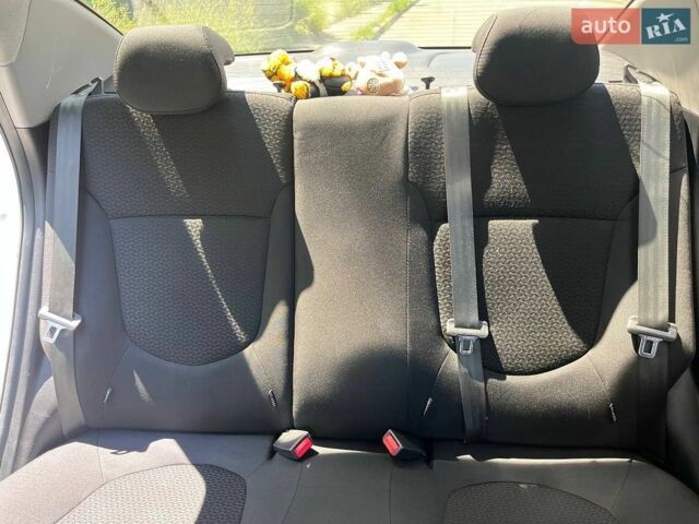 Білий Кіа Ріо, об'ємом двигуна 1.4 л та пробігом 132 тис. км за 6600 $, фото 19 на Automoto.ua