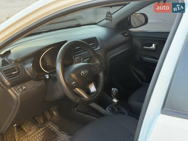 Белый Киа Рио, объемом двигателя 1.4 л и пробегом 185 тыс. км за 6700 $, фото 12 на Automoto.ua