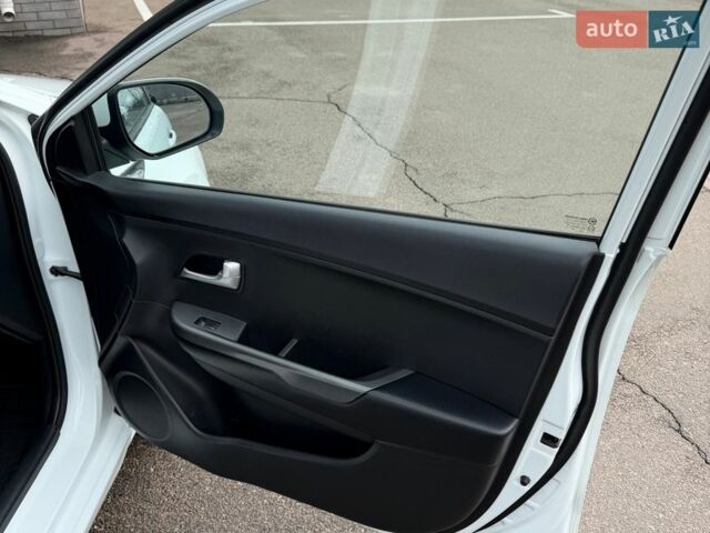 Білий Кіа Ріо, об'ємом двигуна 1.4 л та пробігом 139 тис. км за 8200 $, фото 39 на Automoto.ua