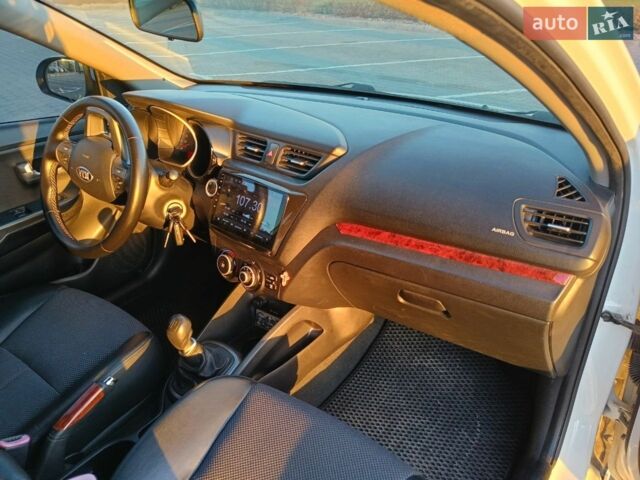 Білий Кіа Ріо, об'ємом двигуна 1.4 л та пробігом 160 тис. км за 7700 $, фото 12 на Automoto.ua
