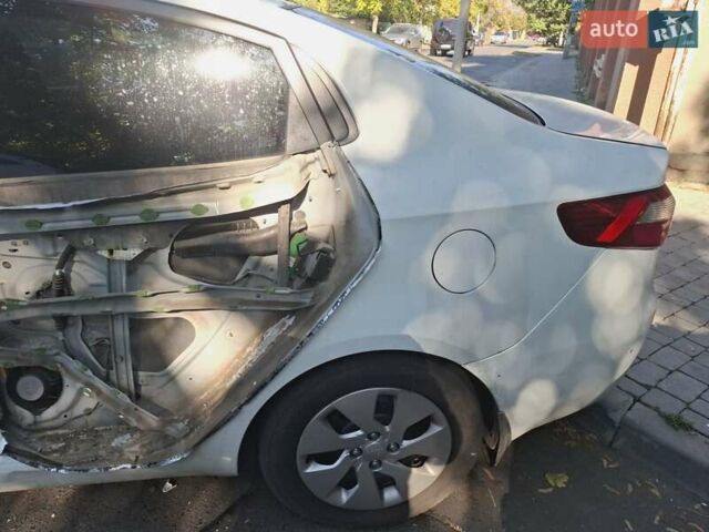 Белый Киа Рио, объемом двигателя 1.4 л и пробегом 108 тыс. км за 4000 $, фото 7 на Automoto.ua