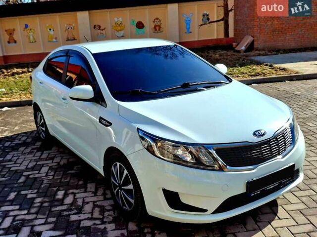 Белый Киа Рио, объемом двигателя 1.4 л и пробегом 87 тыс. км за 8750 $, фото 2 на Automoto.ua