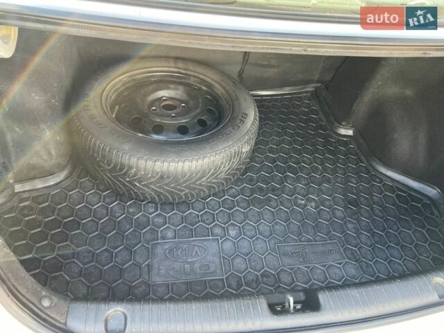 Білий Кіа Ріо, об'ємом двигуна 1.4 л та пробігом 210 тис. км за 5800 $, фото 23 на Automoto.ua