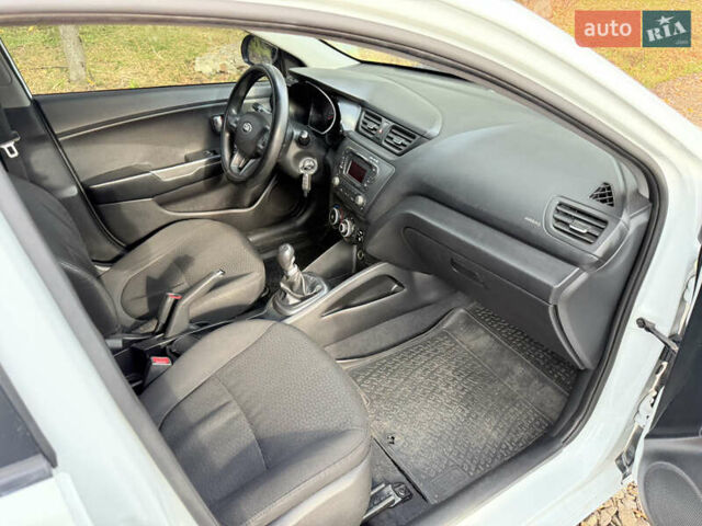 Білий Кіа Ріо, об'ємом двигуна 1.4 л та пробігом 301 тис. км за 6100 $, фото 14 на Automoto.ua