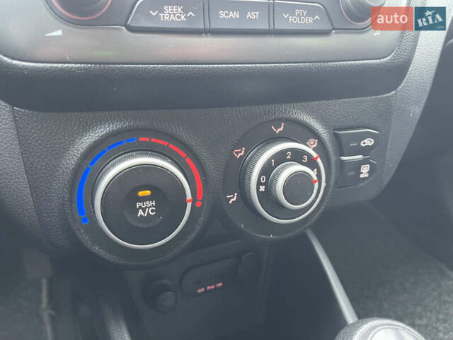 Білий Кіа Ріо, об'ємом двигуна 1.4 л та пробігом 216 тис. км за 7850 $, фото 37 на Automoto.ua