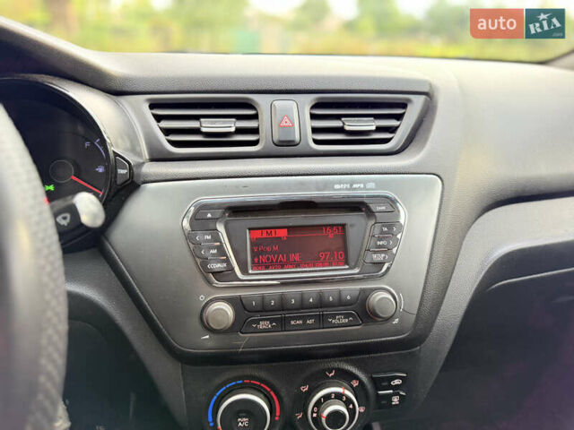 Білий Кіа Ріо, об'ємом двигуна 1.4 л та пробігом 301 тис. км за 6100 $, фото 13 на Automoto.ua