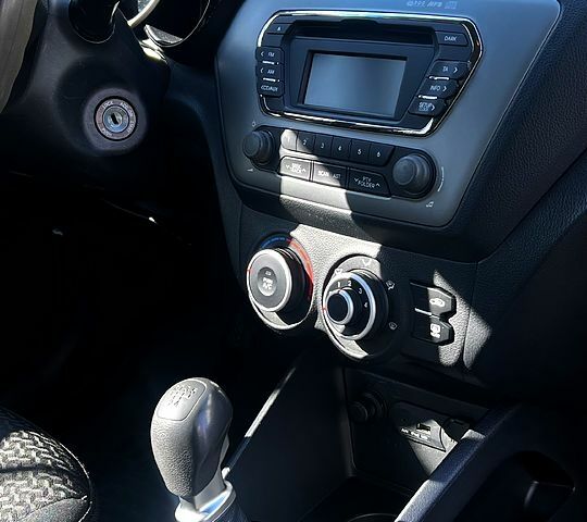 Белый Киа Рио, объемом двигателя 1.4 л и пробегом 176 тыс. км за 8000 $, фото 3 на Automoto.ua