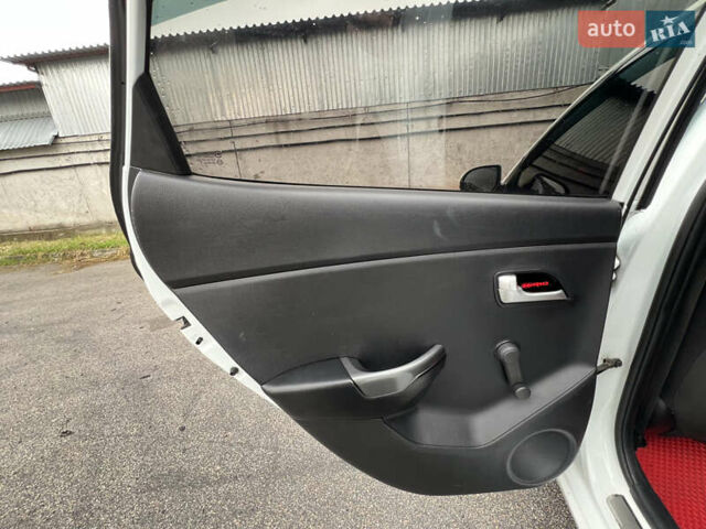 Белый Киа Рио, объемом двигателя 1.4 л и пробегом 246 тыс. км за 6550 $, фото 17 на Automoto.ua