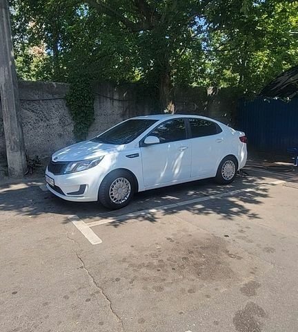 Белый Киа Рио, объемом двигателя 1.4 л и пробегом 237 тыс. км за 6400 $, фото 5 на Automoto.ua