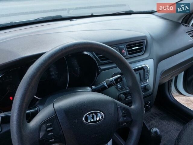 Білий Кіа Ріо, об'ємом двигуна 1.4 л та пробігом 139 тис. км за 7000 $, фото 3 на Automoto.ua