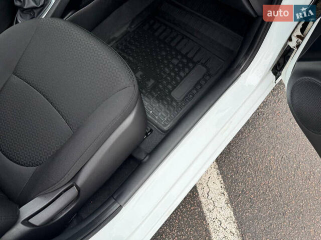 Белый Киа Рио, объемом двигателя 1.4 л и пробегом 23 тыс. км за 9900 $, фото 29 на Automoto.ua