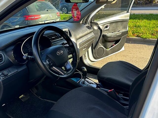 Белый Киа Рио, объемом двигателя 1.4 л и пробегом 214 тыс. км за 8300 $, фото 4 на Automoto.ua