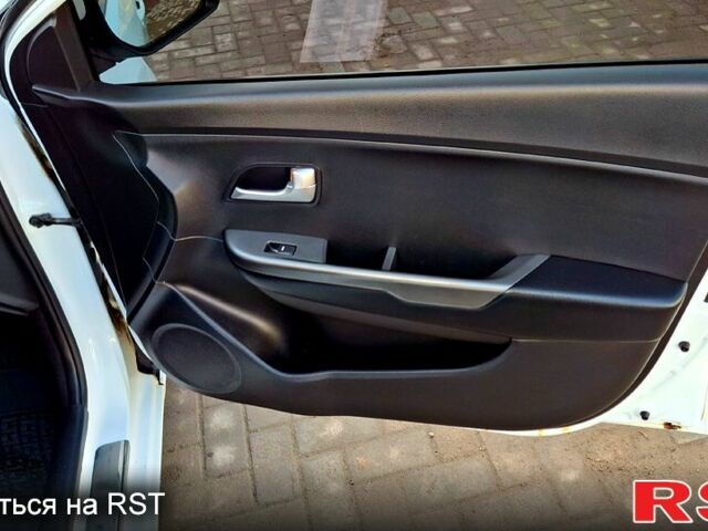 Білий Кіа Ріо, об'ємом двигуна 1.4 л та пробігом 87 тис. км за 8750 $, фото 8 на Automoto.ua