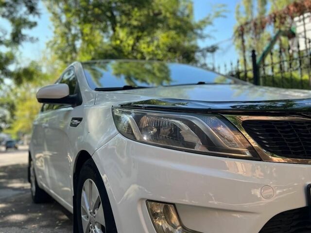 Белый Киа Рио, объемом двигателя 1.4 л и пробегом 218 тыс. км за 7600 $, фото 3 на Automoto.ua