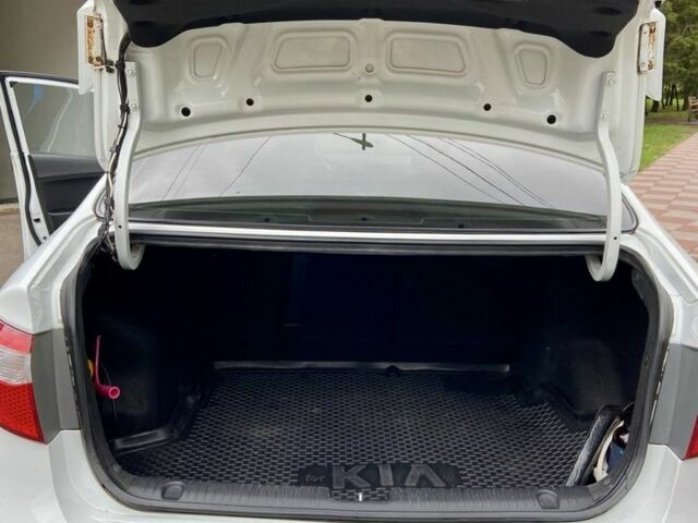 Белый Киа Рио, объемом двигателя 1.6 л и пробегом 98 тыс. км за 8900 $, фото 6 на Automoto.ua