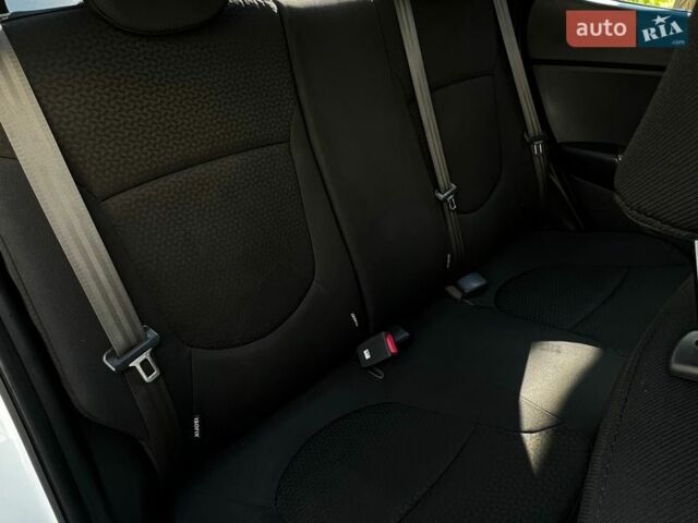 Белый Киа Рио, объемом двигателя 1.4 л и пробегом 176 тыс. км за 7500 $, фото 7 на Automoto.ua