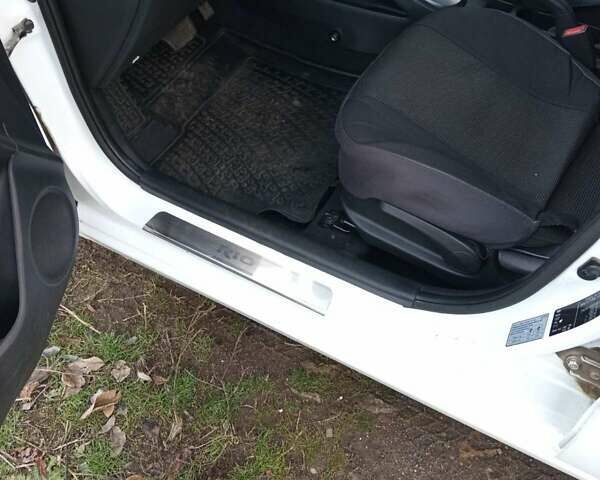 Білий Кіа Ріо, об'ємом двигуна 1.4 л та пробігом 87 тис. км за 8000 $, фото 17 на Automoto.ua