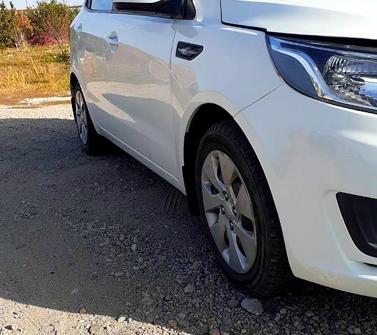 Белый Киа Рио, объемом двигателя 1.4 л и пробегом 58 тыс. км за 5800 $, фото 6 на Automoto.ua