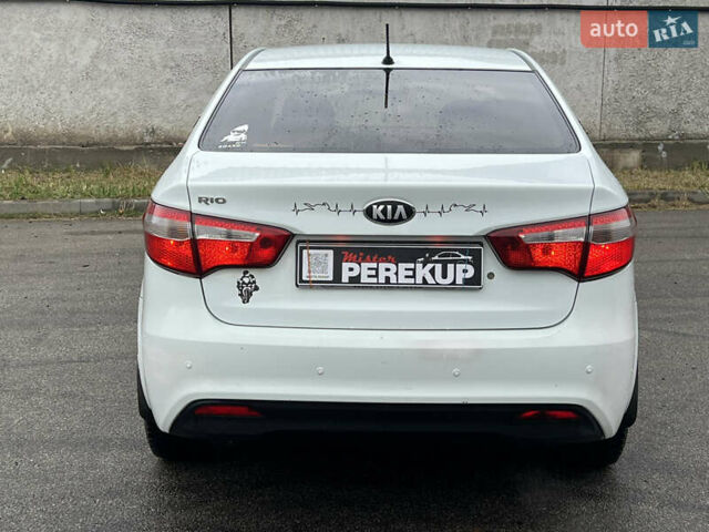 Белый Киа Рио, объемом двигателя 1.4 л и пробегом 246 тыс. км за 6550 $, фото 4 на Automoto.ua