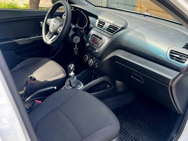 Белый Киа Рио, объемом двигателя 1.4 л и пробегом 260 тыс. км за 6250 $, фото 3 на Automoto.ua