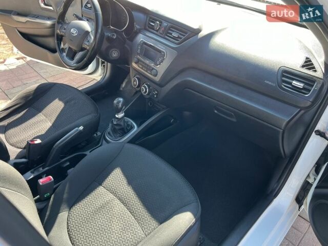 Білий Кіа Ріо, об'ємом двигуна 1.4 л та пробігом 210 тис. км за 5800 $, фото 13 на Automoto.ua