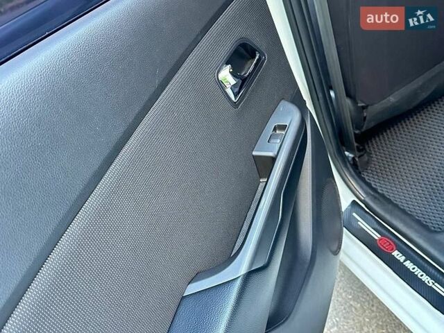 Белый Киа Рио, объемом двигателя 1.6 л и пробегом 135 тыс. км за 9000 $, фото 11 на Automoto.ua