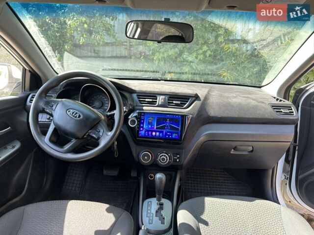 Белый Киа Рио, объемом двигателя 1.4 л и пробегом 270 тыс. км за 7500 $, фото 4 на Automoto.ua