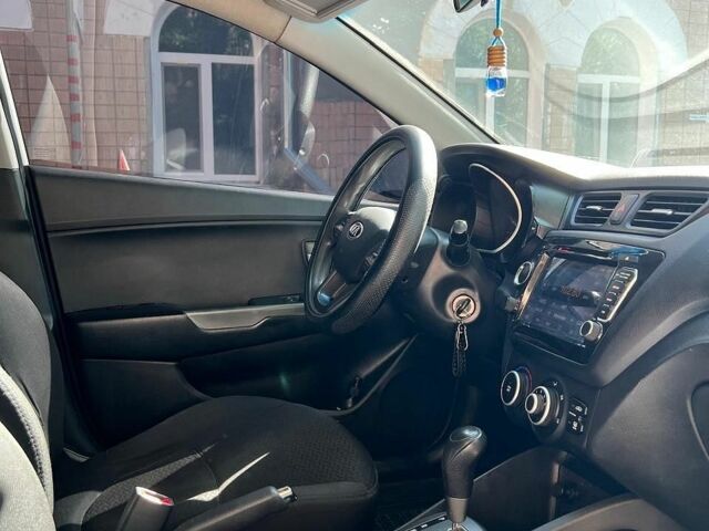 Белый Киа Рио, объемом двигателя 1.4 л и пробегом 218 тыс. км за 7600 $, фото 16 на Automoto.ua