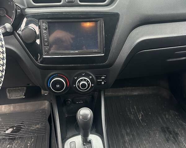 Білий Кіа Ріо, об'ємом двигуна 1.4 л та пробігом 121 тис. км за 8700 $, фото 9 на Automoto.ua