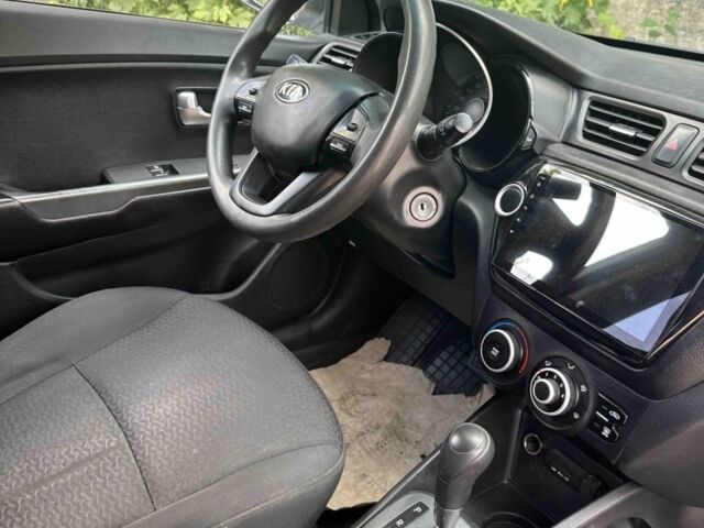 Белый Киа Рио, объемом двигателя 1.4 л и пробегом 270 тыс. км за 7500 $, фото 7 на Automoto.ua