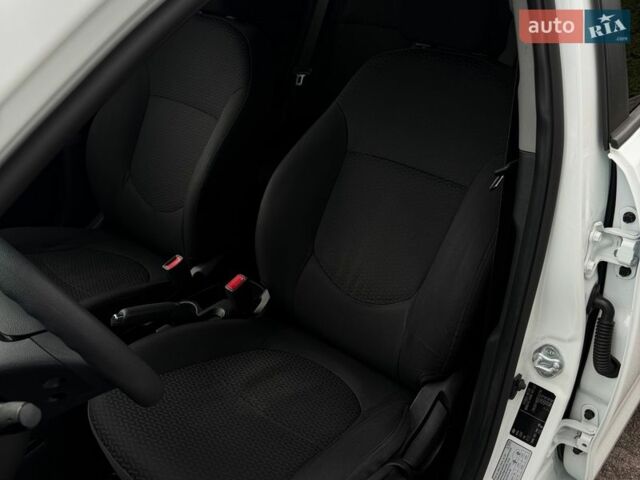 Білий Кіа Ріо, об'ємом двигуна 1.4 л та пробігом 139 тис. км за 8200 $, фото 30 на Automoto.ua
