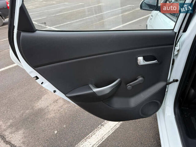 Белый Киа Рио, объемом двигателя 1.4 л и пробегом 23 тыс. км за 9900 $, фото 21 на Automoto.ua