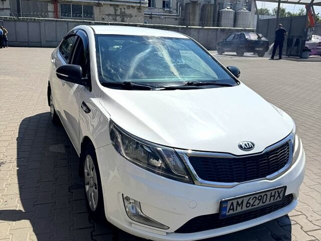 Белый Киа Рио, объемом двигателя 1.4 л и пробегом 222 тыс. км за 6900 $, фото 2 на Automoto.ua