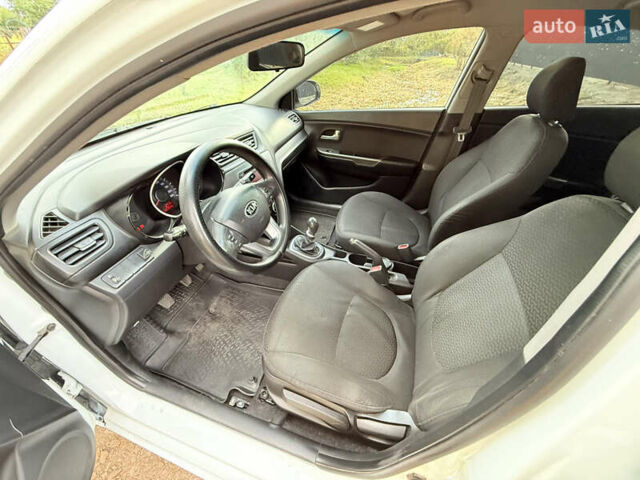Білий Кіа Ріо, об'ємом двигуна 1.4 л та пробігом 301 тис. км за 6100 $, фото 10 на Automoto.ua