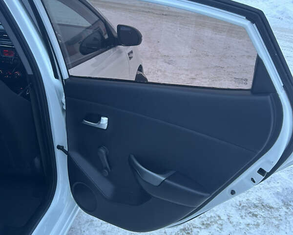 Белый Киа Рио, объемом двигателя 1.4 л и пробегом 130 тыс. км за 6900 $, фото 6 на Automoto.ua