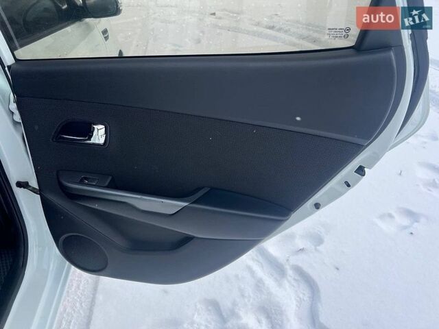 Белый Киа Рио, объемом двигателя 1.4 л и пробегом 125 тыс. км за 8300 $, фото 23 на Automoto.ua